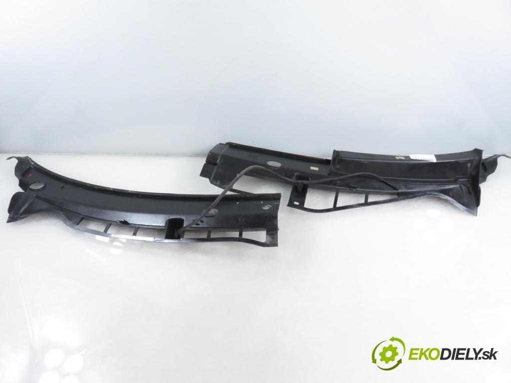 SKODA OCTAVIA I (1U2) LIFTBACK 2002 66,00 1.9 TDI 90- AGR 1896,00 torpédo plast pod čelní okno 1U0819403C (Plast pod čelním sklem)