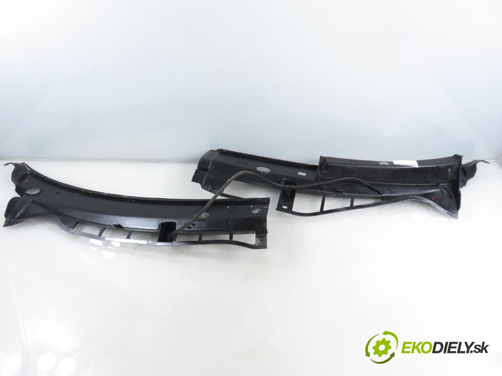 SKODA OCTAVIA I (1U2) LIFTBACK 2002 66,00 1.9 TDI 90- AGR 1896,00 torpédo plast pod čelní okno 1U0819403C (Plast pod čelním sklem)