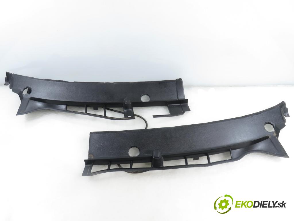 SKODA OCTAVIA I (1U2) LIFTBACK 2002 66,00 1.9 TDI 90- AGR 1896,00 torpédo plast pod čelní okno 1U0819403C (Plast pod čelním sklem)