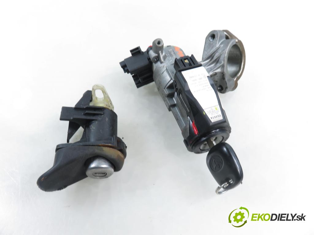 TOYOTA YARIS (_P1_) HB 2001 50,00 1.0 VVT- i 68 - 1SZ-FE 998,00 spinačka / zámky 450200D01 ; N0501002 ; 897830D010