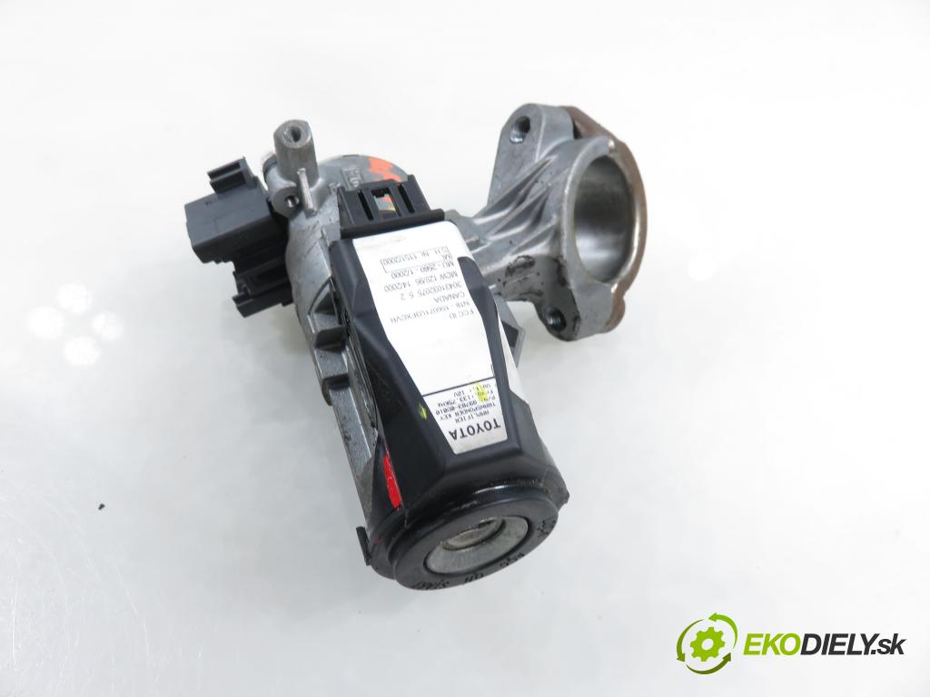 TOYOTA YARIS (_P1_) HB 2001 50,00 1.0 VVT- i 68 - 1SZ-FE 998,00 spinačka / zámky 450200D01 ; N0501002 ; 897830D010