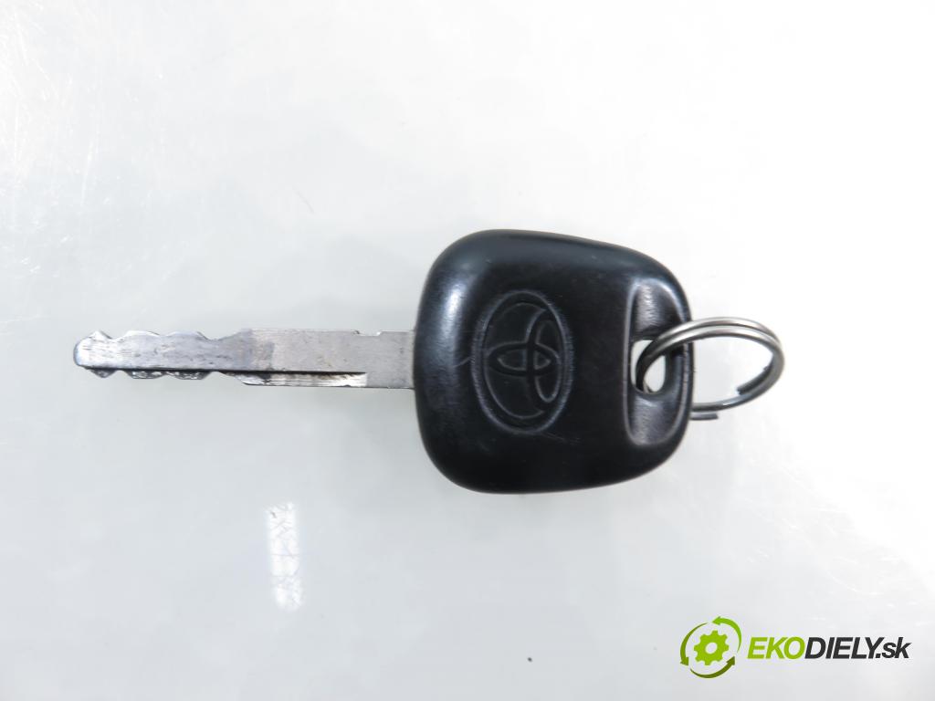 TOYOTA YARIS (_P1_) HB 2001 50,00 1.0 VVT- i 68 - 1SZ-FE 998,00 spinačka / zámky 450200D01 ; N0501002 ; 897830D010