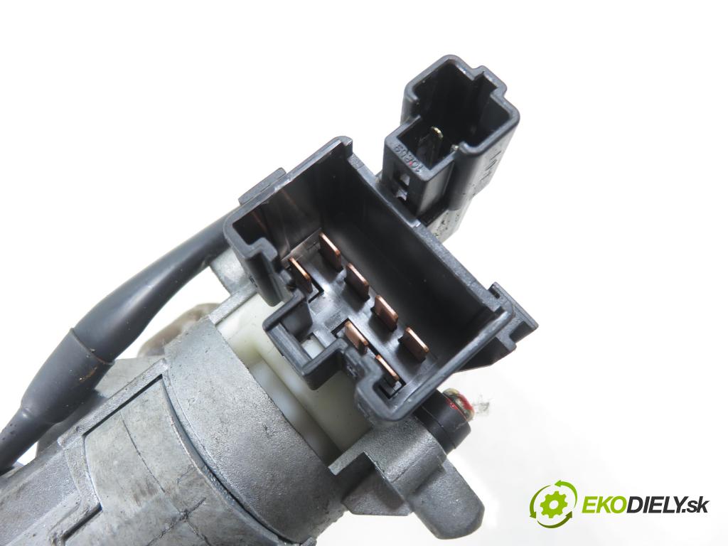 TOYOTA YARIS (_P1_) HB 2001 50,00 1.0 VVT- i 68 - 1SZ-FE 998,00 spinačka / zámky 450200D01 ; N0501002 ; 897830D010