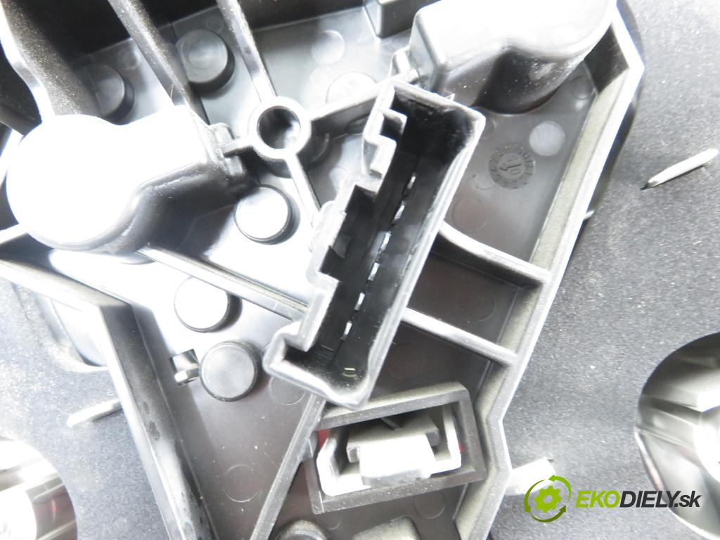 BMW 1 (E87) HB 2005 85,00 116 i - N45 B16 A 1596,00 Svetlo pravé zadné 692450212
