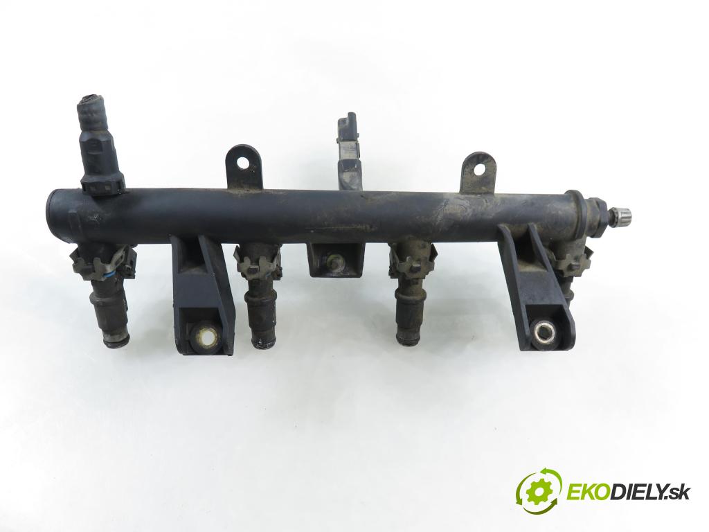 PEUGEOT 206 liftback (2A/C) HB 2002 55,00 1.4 75 - KFW 1360,00 Lišta vstrekovacia 01F002A ; 9628982980D (Vstrekovacia lišta)