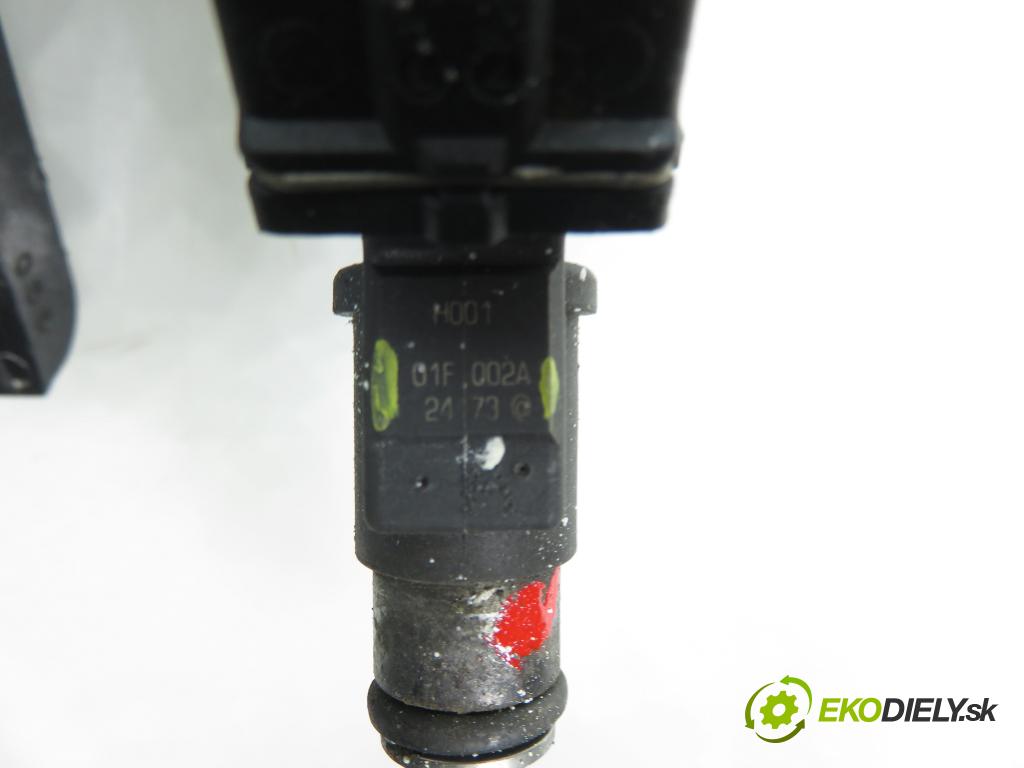 PEUGEOT 206 liftback (2A/C) HB 2002 55,00 1.4 75 - KFW 1360,00 Lišta vstrekovacia 01F002A ; 9628982980D (Vstrekovacia lišta)