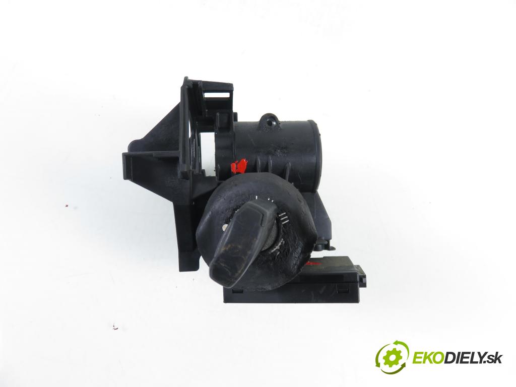 OPEL CORSA C (X01) HB 2001 43,00 1.0 12V 58 - Z 10 XE 973,00 spinačka 90589389 ; 90589313 ; 24445098 (Spínacia skrinka)