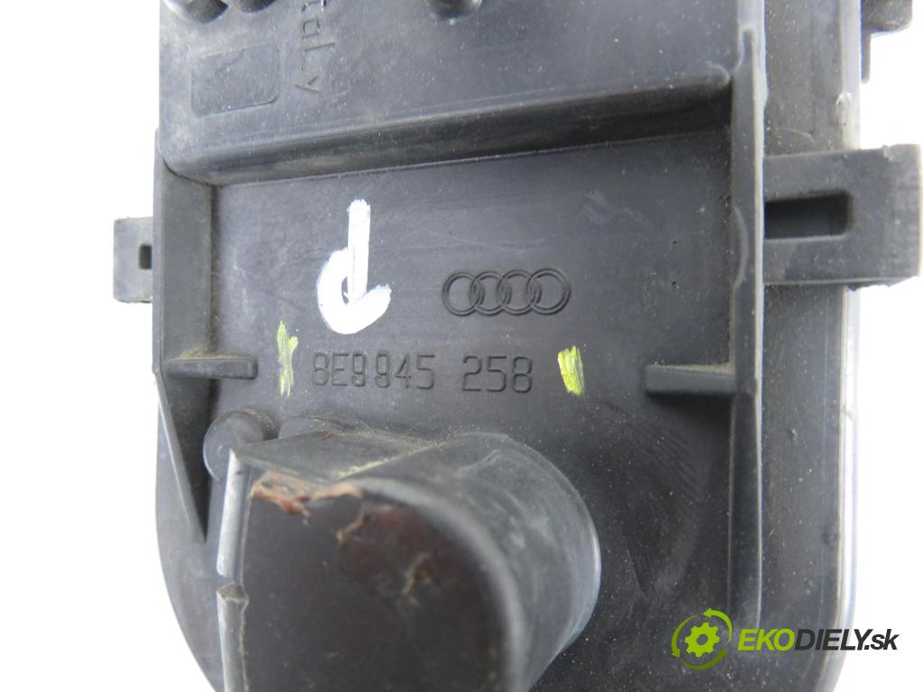 AUDI A4 Avant (8E5, B6) KOMBI 2003 96,00 1.9 TDI PD 130 - AVF 1896,00 vložka svetla pravy zadné 8E9945256