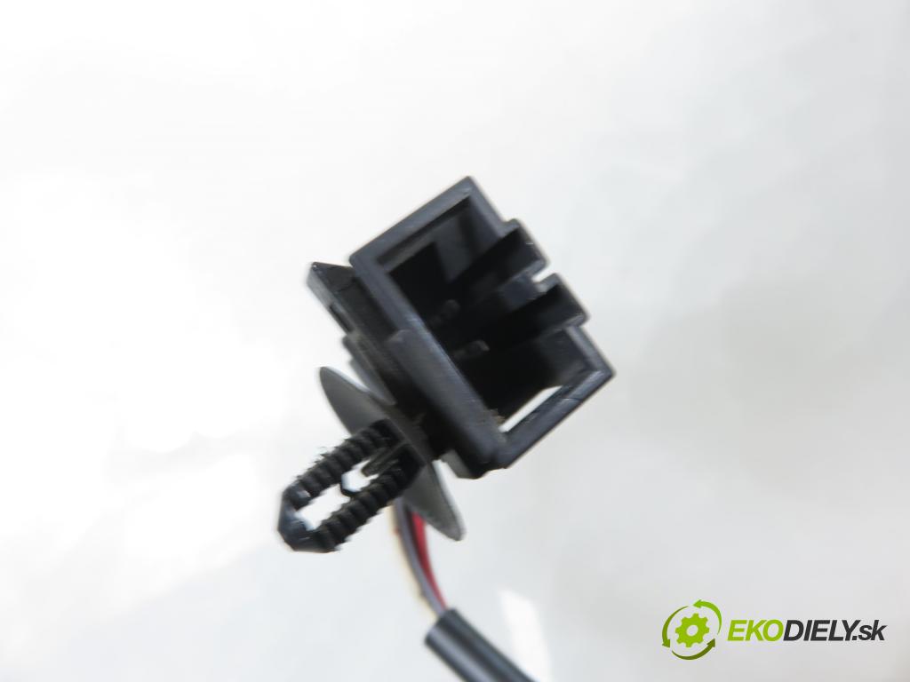 VW CADDY III Variant (2KB, 2KJ, 2CB, 2CJ) KOMBIVAN 2007 77,00 1.9 TDI PD 105 1896,00 Kľučka dverí kufor 7H0827426AD