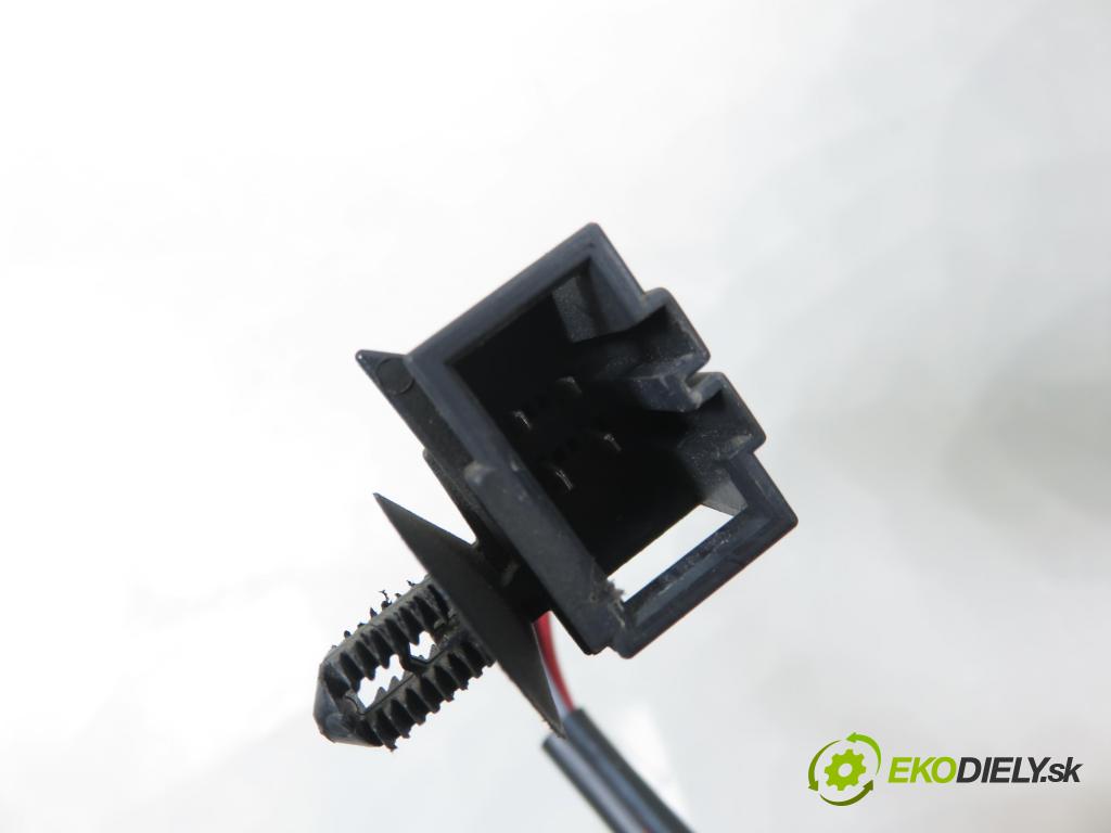 VW CADDY III Variant (2KB, 2KJ, 2CB, 2CJ) KOMBIVAN 2007 77,00 1.9 TDI PD 105 1896,00 Kľučka dverí kufor 7H0827426AD