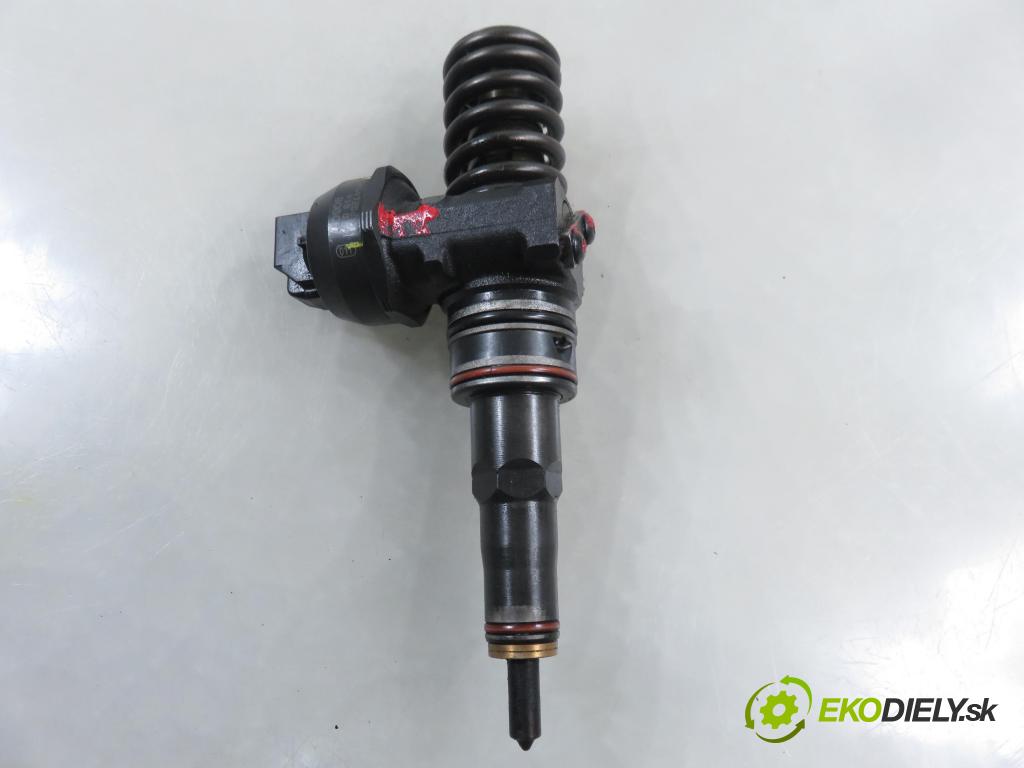 VW GOLF IV Variant (1J5) KOMBI 2002 74,00 1.9 TDI PD 101 - AXR 1896,00 vstříkovač 038130073AG ; 0414720215 (Vstřikovač paliva)