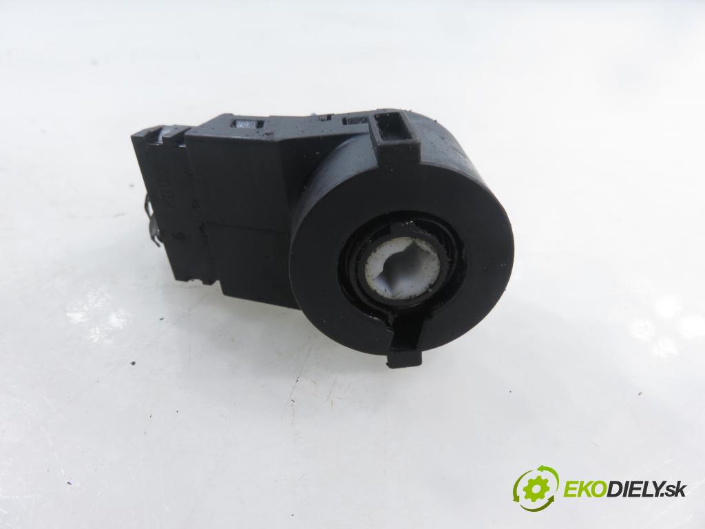 SMART CITY-COUPE (450) HB 2001 30,00 0.8 CDI R3 41 - OM 660.940 799,00 spinačka  (Spínacia skrinka)