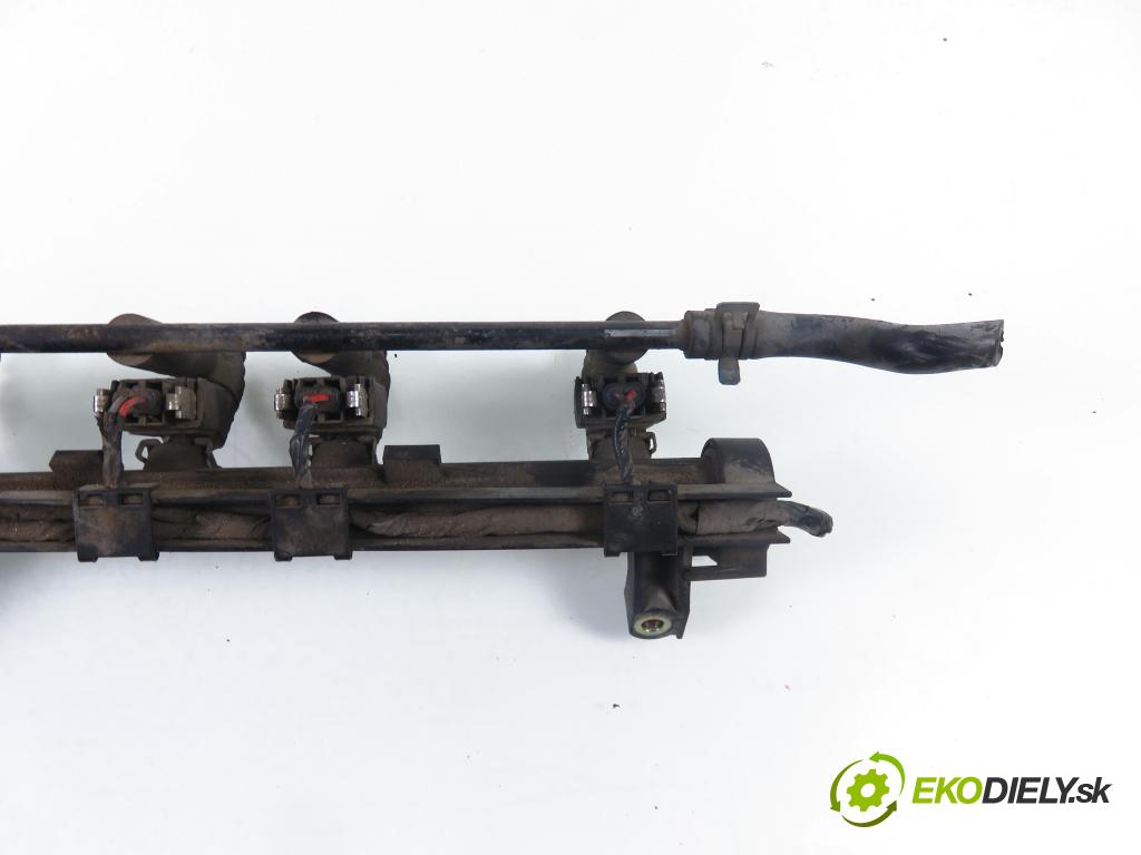 VW BORA (1J2) SEDAN 2000 85,00 2 - AQY 1984,00 Lišta vstrekovacia 0280155791 ; 06A906031C ; 037133317N (Vstrekovacia lišta)