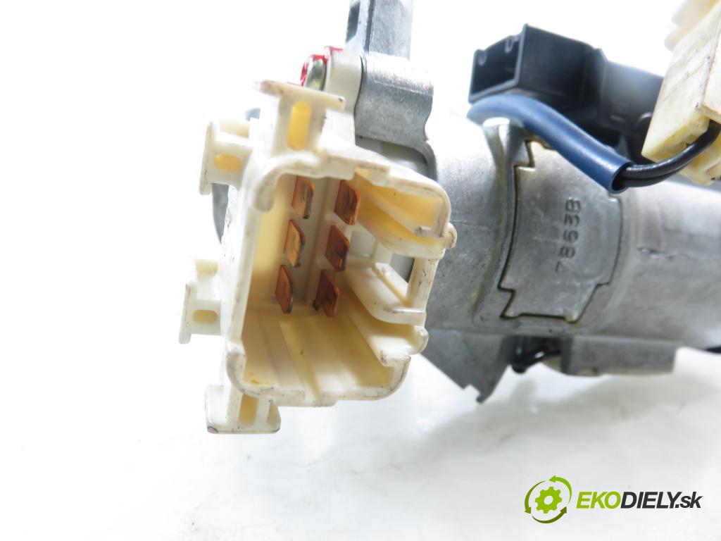 TOYOTA YARIS (_P1_) HB 2002 55,00 1.4 D-4D (NLP10_) - 1ND-TV 1364,00 spinačka / zámky 45020521 ; 8978352010