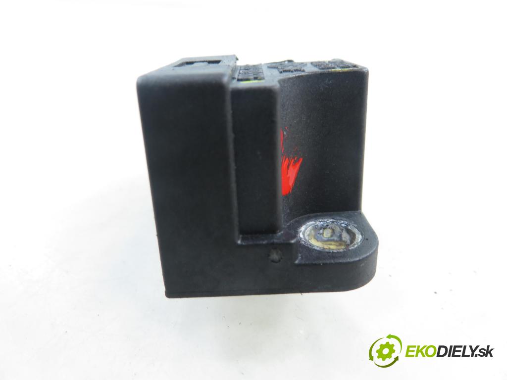 VW PASSAT B5.5 Variant (3B6) KOMBI 2002 96,00 1.9 TDI PD 130 - AVF 1896,00 snímač nárazu 5WK42895 ; 6Q0909606 (Snímač nárazu)