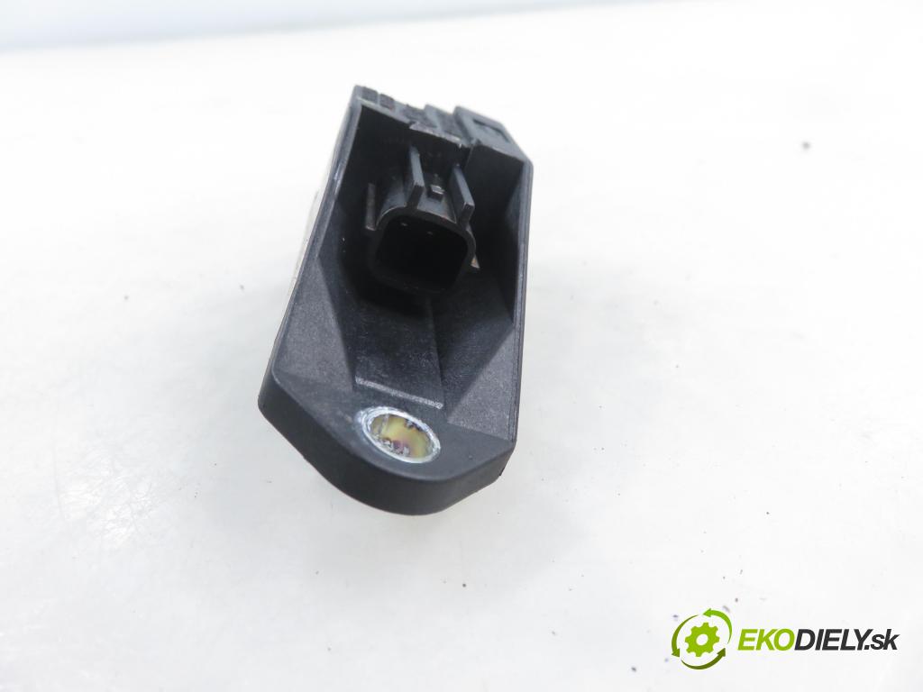 VW PASSAT B5.5 Variant (3B6) KOMBI 2002 96,00 1.9 TDI PD 130 - AVF 1896,00 snímač nárazu 5WK42895 ; 6Q0909606 (Snímač nárazu)