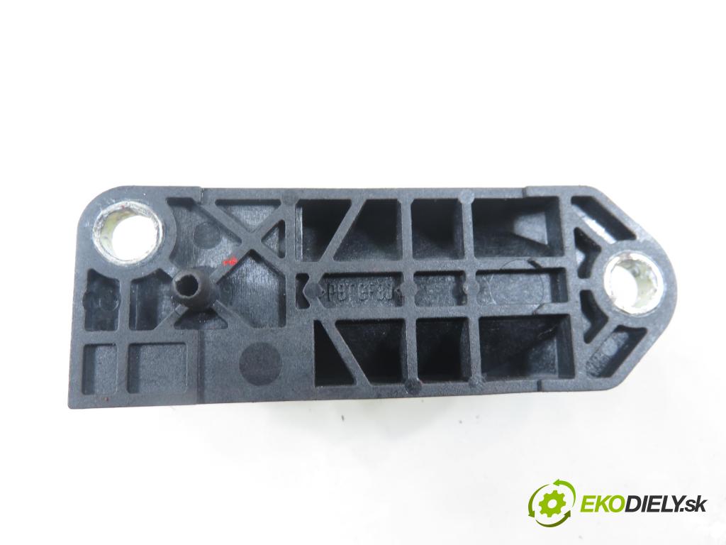 VW PASSAT B5.5 Variant (3B6) KOMBI 2002 96,00 1.9 TDI PD 130 - AVF 1896,00 snímač nárazu 5WK42895 ; 6Q0909606 (Snímač nárazu)