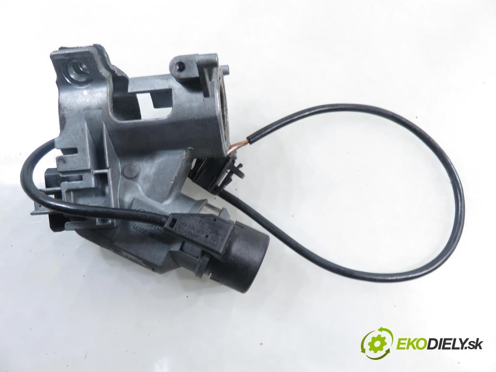 VW POLO (6N2) HB 2000 37,00 1.0 MPI 50 - AUC 999,00 spinačka / zámky 357905851F