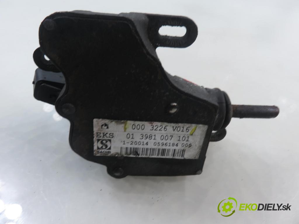 SMART FORTWO Coupe (450) HB 2004 45,00 0.7 (450.352, 450.332) - M 160.920 698,00 SPOJKA: 0003226V016