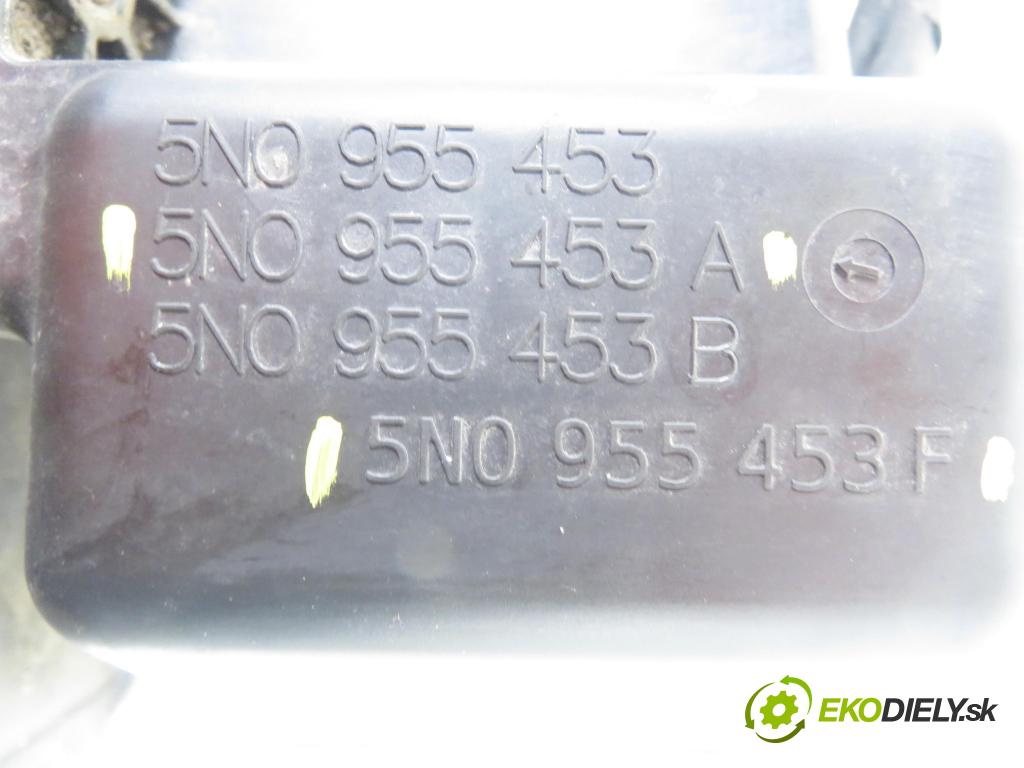 VW TIGUAN (5N_) SUV 2014 130,00 2.0 TDI 4motion - CFGC 1968,00 Nádržka ostrekovačov 5N0955453A ; 5N0955453F (Kľučka dverí ostatné)