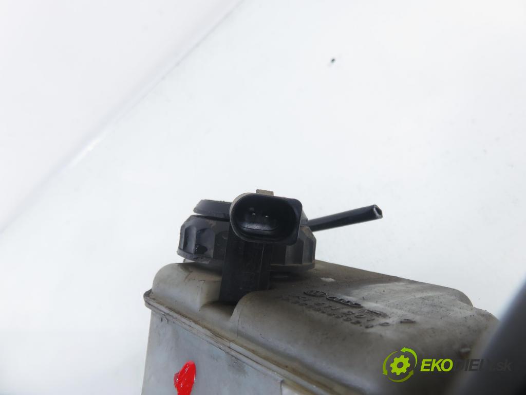 VW TOURAN (1T3) MINIVAN 2012 103,00 2.0 TDI - CFHC 1968,00 posilovač 1T1614105AE (Servočerpadlo)