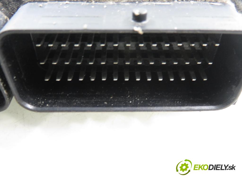 RENAULT CLIO II (BB_, CB_) HB 2000 55,00 1.4 (B/CB0C) - E7J 634 1390,00 Riadiaca jednotka Motor 8200059086 ; S110138000 ; 8200044437
