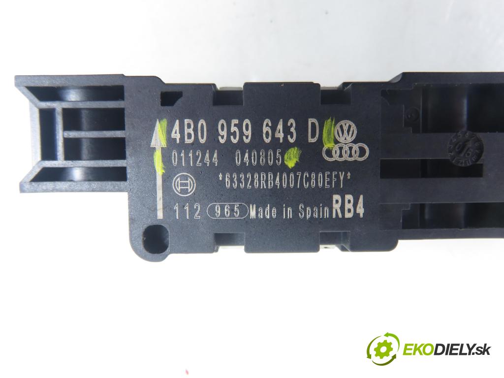 AUDI A3 (8P1) HB 2006 75,00 1.6 - BSE 1595,00 Snímač nárazu 011244040805 ; 4B0959643D (Snímač nárazu)