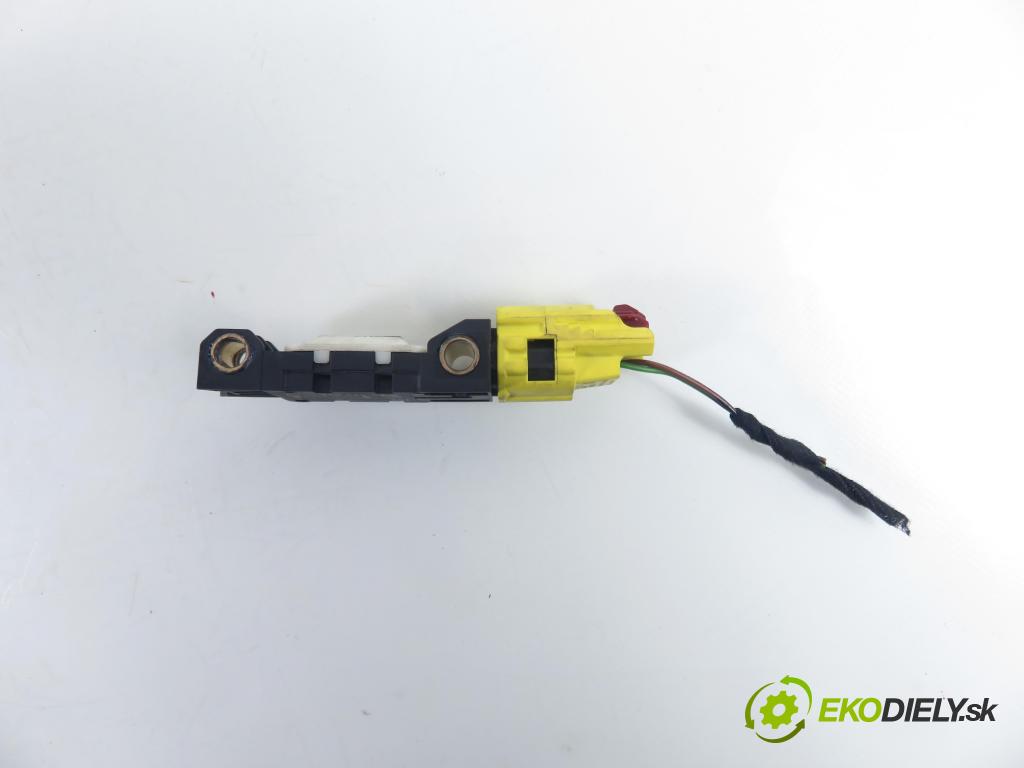 AUDI A3 (8P1) HB 2006 75,00 1.6 - BSE 1595,00 Snímač nárazu 011244040805 ; 4B0959643D (Snímač nárazu)