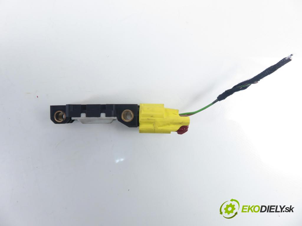 AUDI A3 (8P1) HB 2006 75,00 1.6 - BSE 1595,00 Snímač nárazu 011244040805 ; 4B0959643D (Snímač nárazu)