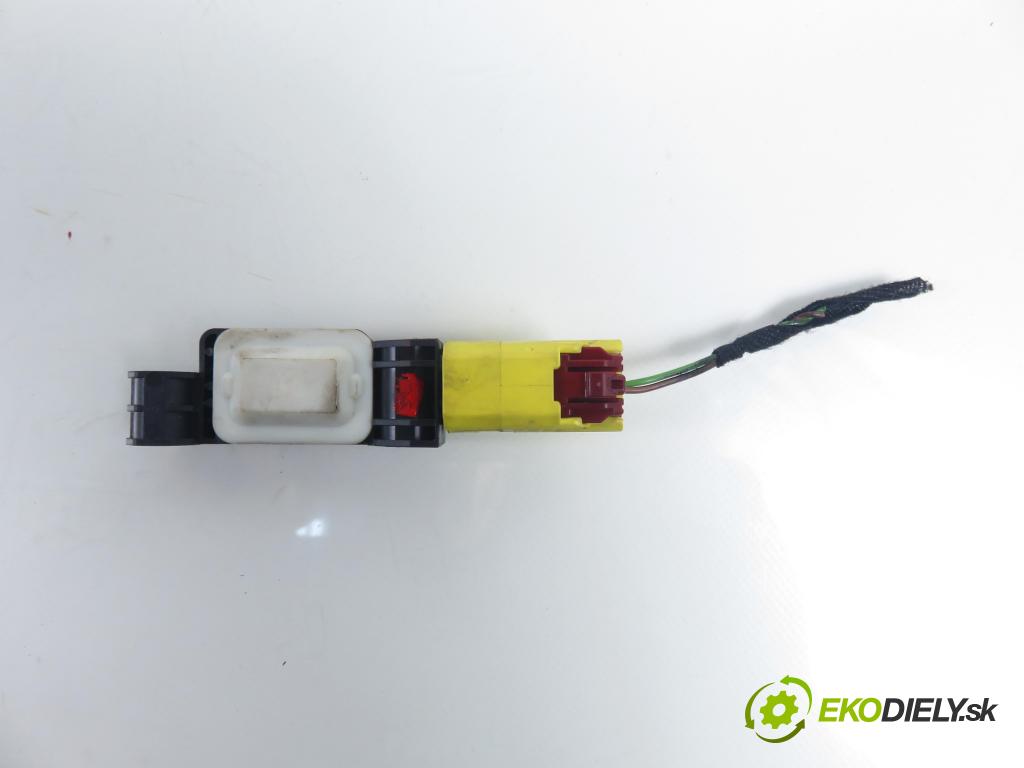 AUDI A3 (8P1) HB 2006 75,00 1.6 - BSE 1595,00 Snímač nárazu 011244040805 ; 4B0959643D (Snímač nárazu)