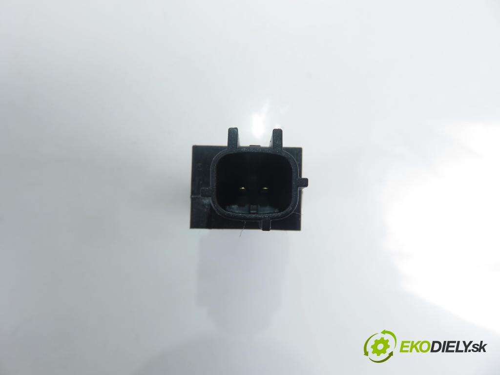 AUDI A3 (8P1) HB 2006 75,00 1.6 - BSE 1595,00 Snímač nárazu 011244040805 ; 4B0959643D (Snímač nárazu)