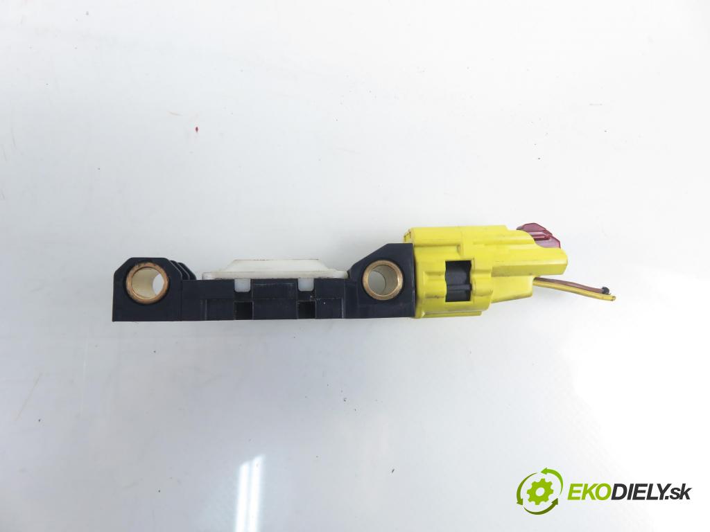 AUDI A3 (8P1) HB 2006 75,00 1.6 - BSE 1595,00 Snímač nárazu 011244040805 ; 4B0959643D (Snímač nárazu)