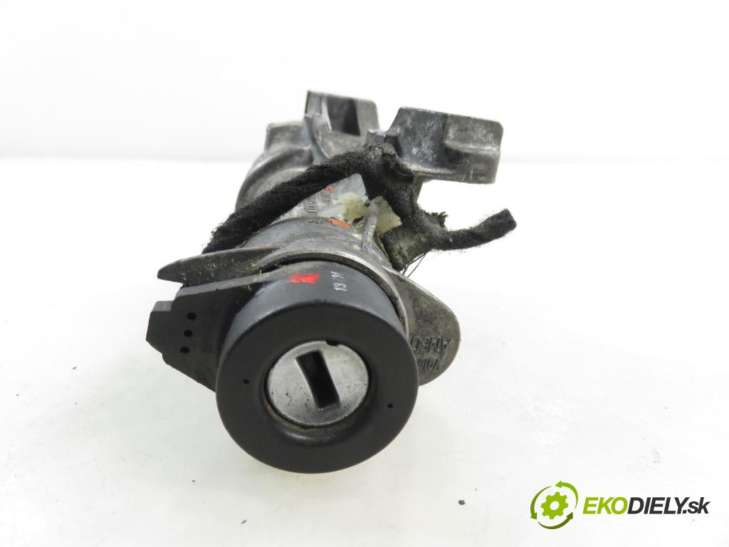 AUDI A4 (8D2, B5) SEDAN 2000 85,00 1.9 TDI - AJM 1896,00 spinačka 4B0905851G (Spínacia skrinka)