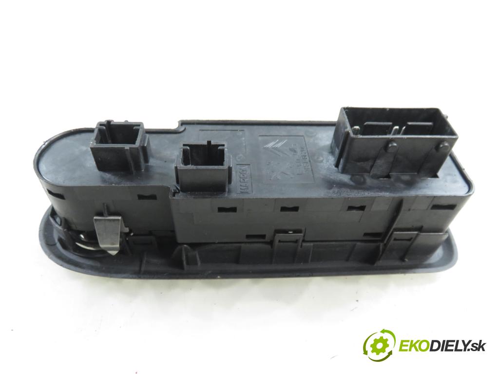CITROEN C5 III (RD_) SEDAN 2010 80,00 1.6 HDi 110 - 9HZ (DV6TED4) 1560,00 Panel ovládania okien 96660257XT