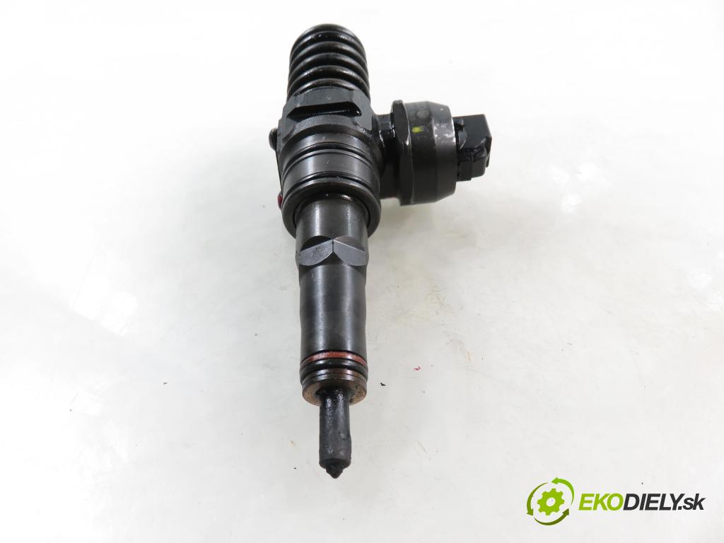 VW PASSAT B6 (3C2) SEDAN 2006 77,00 1.9 TDI PD 105 - BKC 1896,00 Vstrekovač 038130073AG ; 0414720215 (Vstrekovač paliva)