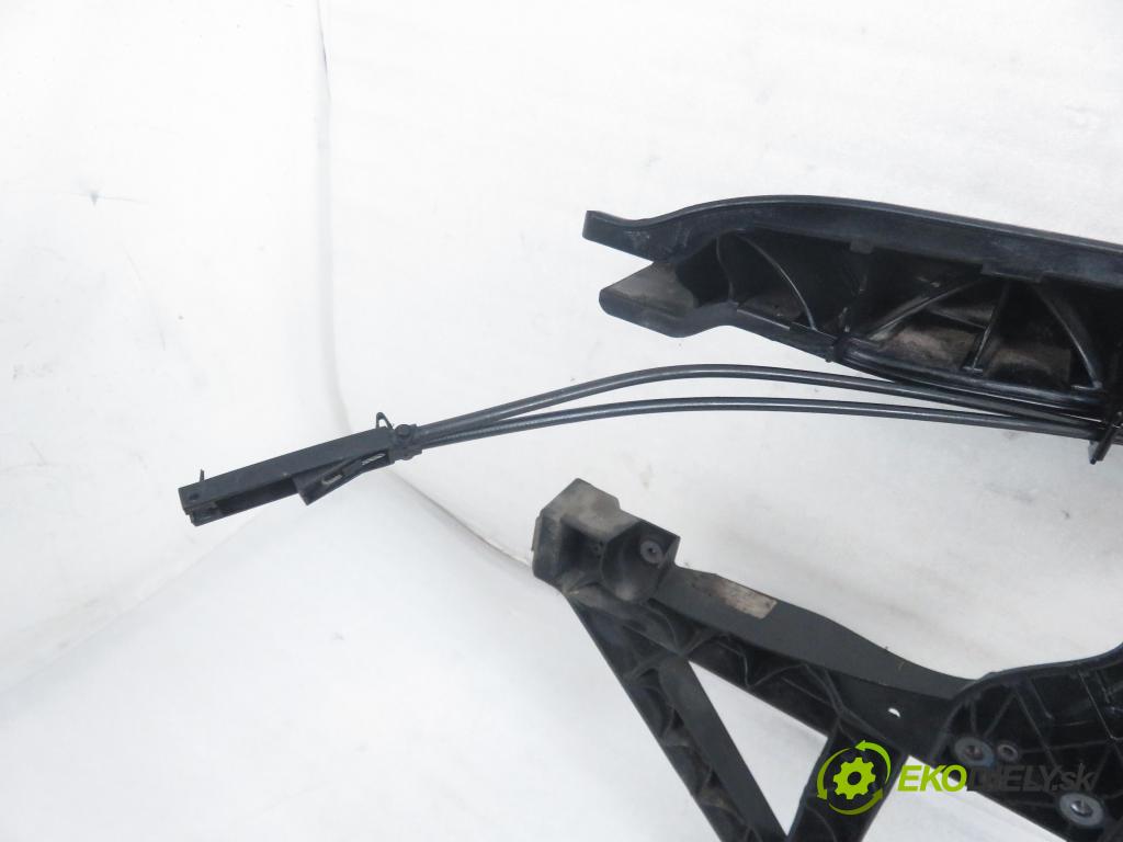 BMW X3 (E83) SUV 2004 110,00 2.0 d 150 - M47 D20 (204D4) 1995,00 držák přední část 