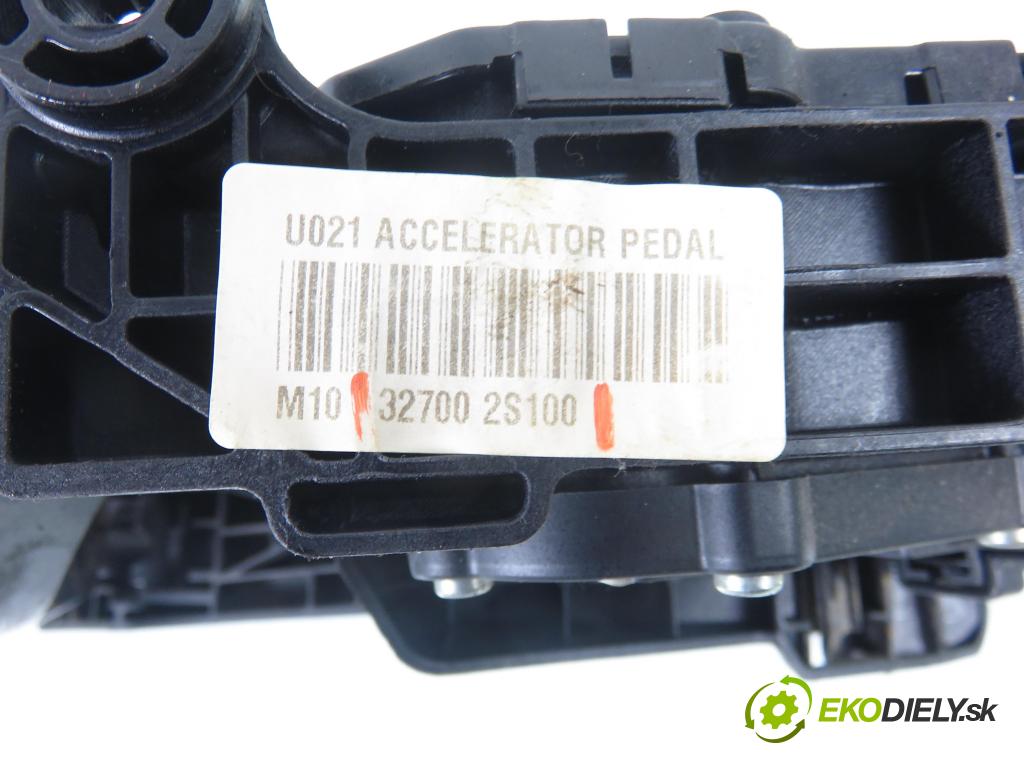 KIA SPORTAGE (SL) SUV 2011 100,00 2.0 CRDi AWD 136 - D4HA 1995,00 Potenciometer plynu 327002S100 (Potenciometer plynového pedálu)