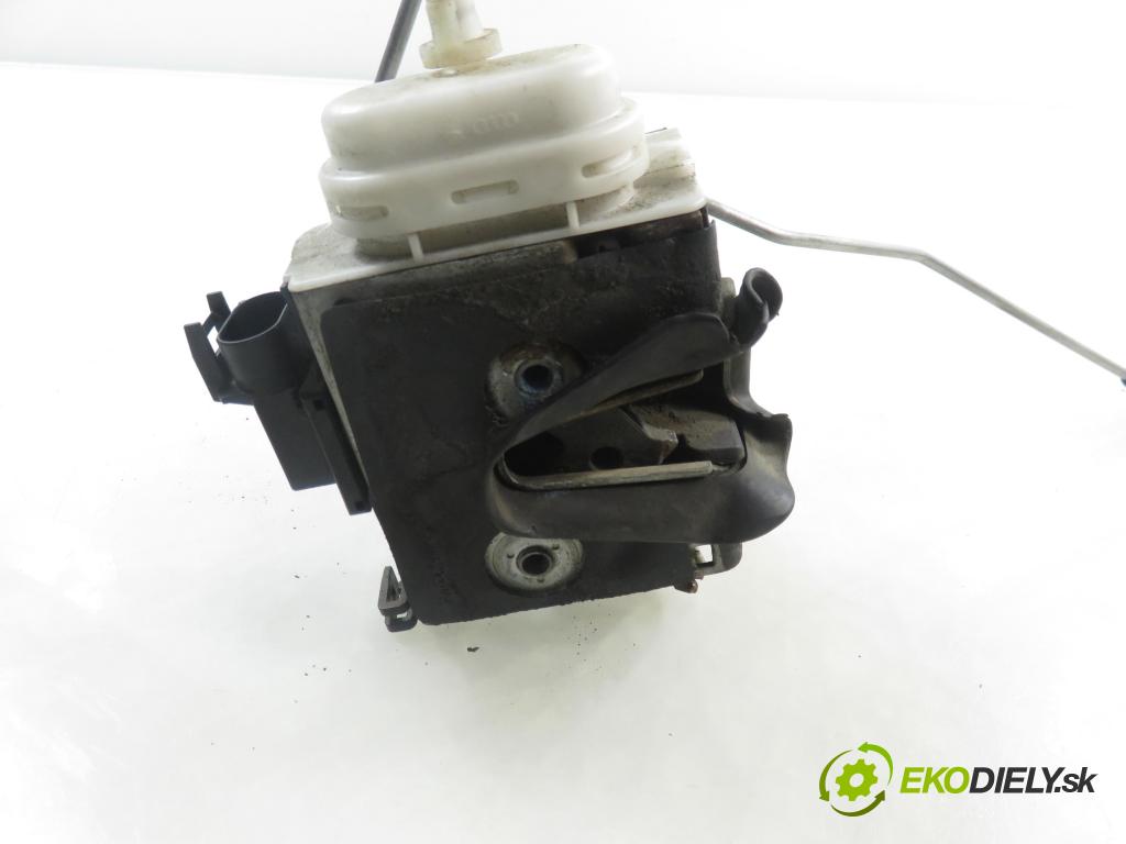 AUDI A4 Avant (8D5, B5) KOMBI 1996 81,00 1.9 TDI - AFN 1896,00 zámok 8D1837015E