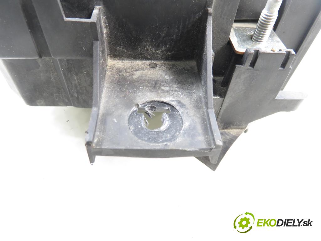 OPEL MOKKA / MOKKA X CROSSOVER 2015 96,00 1.7 CDTI - A 17 DTS 1686,00 Skrinka POJISTKY: 94520912