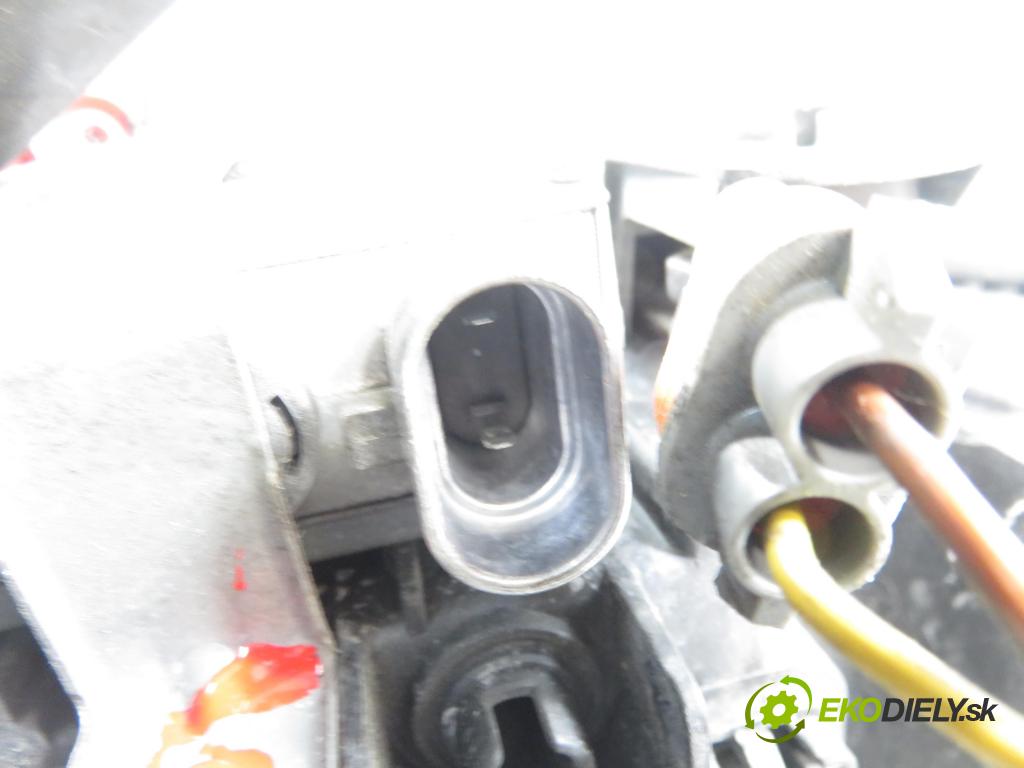 AUDI A6 Avant (4B5, C5) KOMBI 2001 220,00 4.2 quattro - ASG 4172,00 Svetlo LP