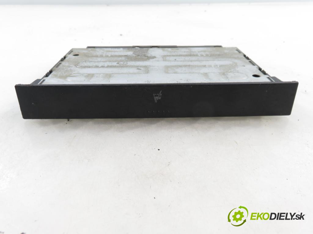 VW GOLF IV (1J1) HB 2002 74,00 1.9 TDI PD 101 - ATD 1896,00 Držiak na nápoje 1J0858601D (Držiak (úchyt) na nápoje)