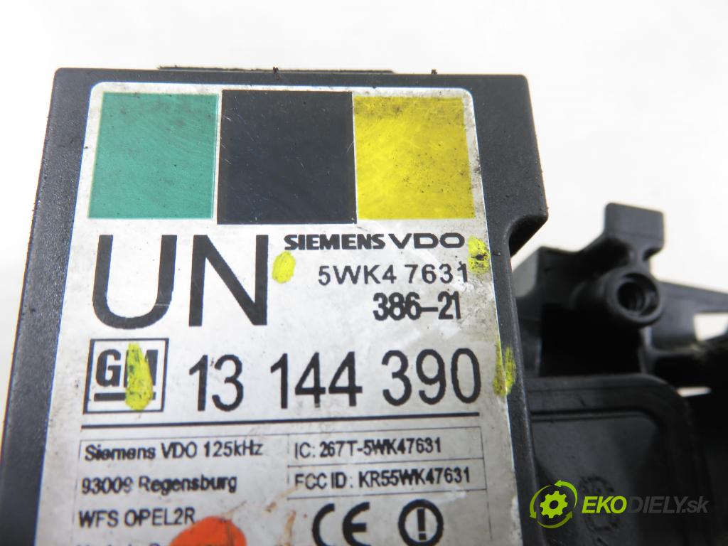 OPEL MERIVA A nadwozie wielkoprzestrzenne (MPV) (X03) HB 2006 92,00 1.8 - Z 18 XE 1796,00 spinačka 90589389 ; 5WK47631 ; 13144390 (Spínacia skrinka)