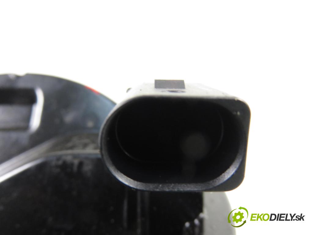 VW PASSAT B6 (3C2) SEDAN 2006 110,00 2.0 FSI - BVY 1984,00 Kľučka dverí kufor 3C5827469D