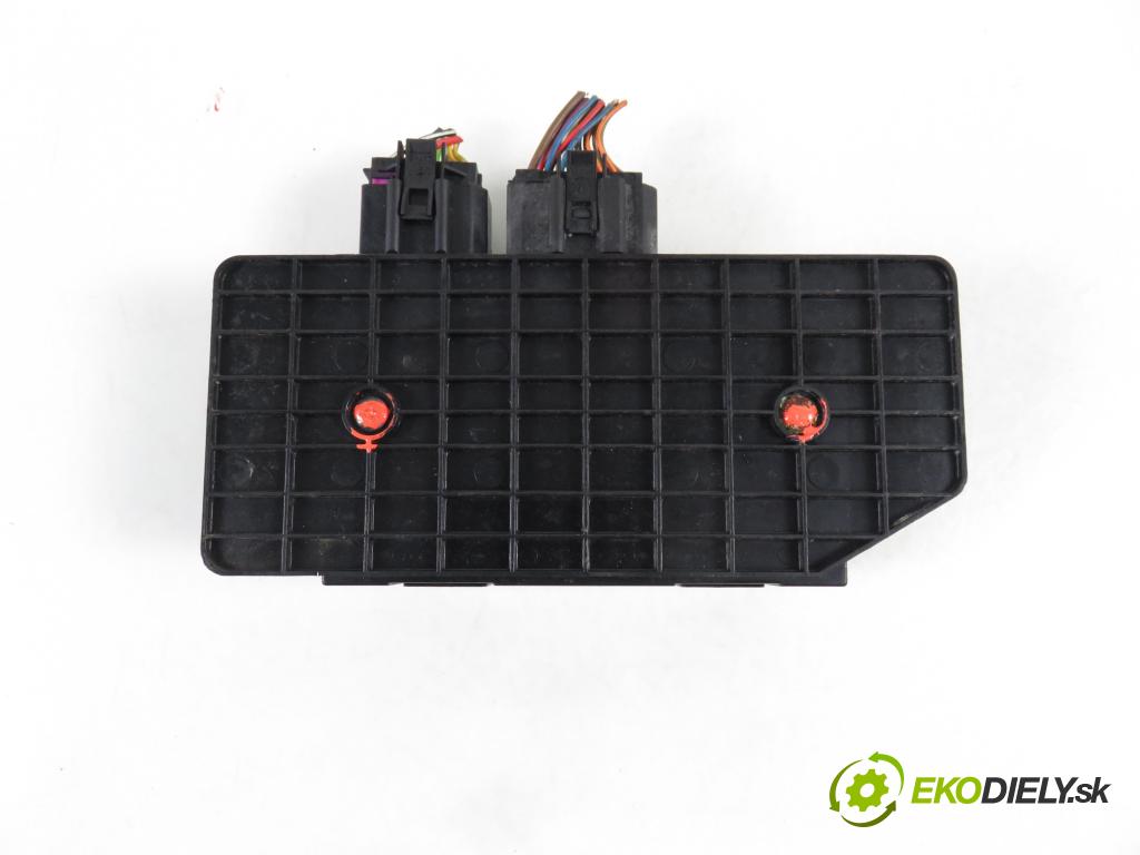 VW PASSAT B5.5 (3B3) SEDAN 2002 74,00 1.9 TDI PD 101 - AVB 1896,00 MODUL komfortu 1C0959799B
