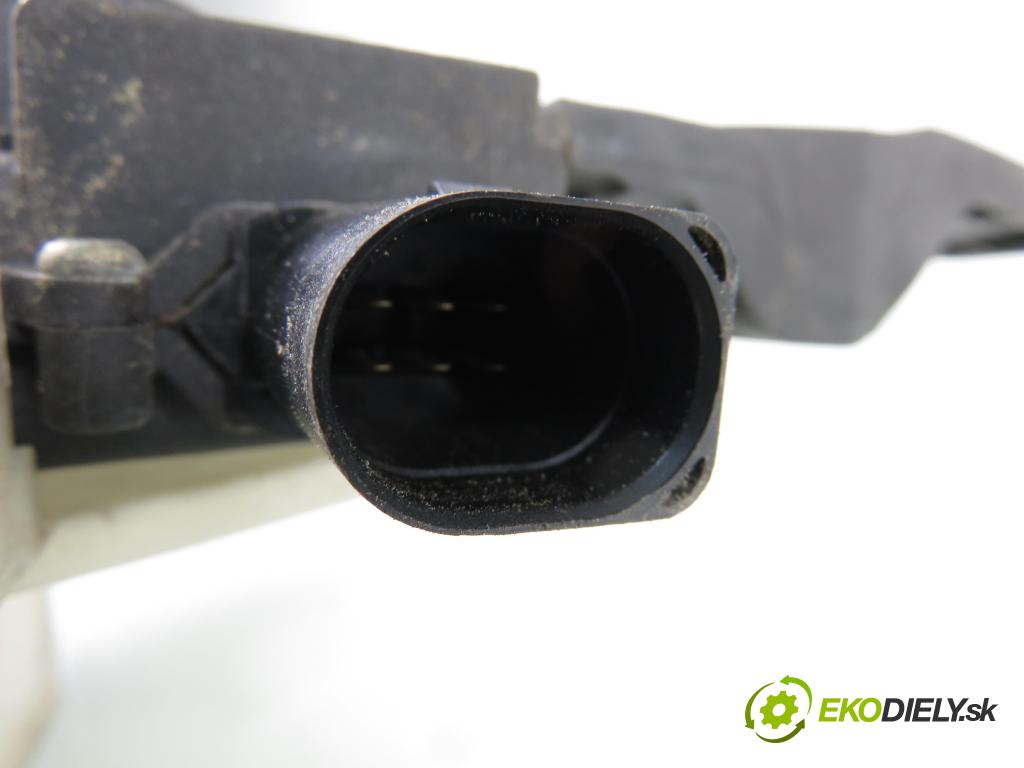 VW PASSAT B5.5 (3B3) SEDAN 2002 74,00 1.9 TDI PD 101 - AVB 1896,00 zámok