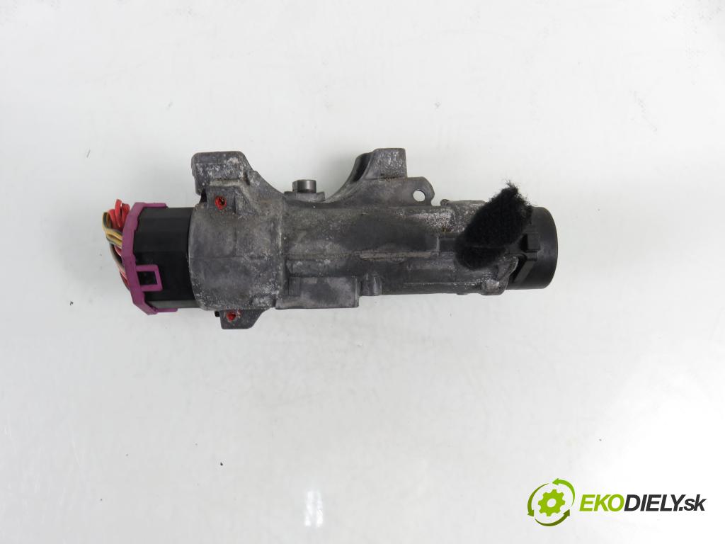 VW PASSAT B5.5 (3B3) SEDAN 2002 74,00 1.9 TDI PD 101 - AVB 1896,00 spinačka 4B0905851A (Spínacia skrinka)