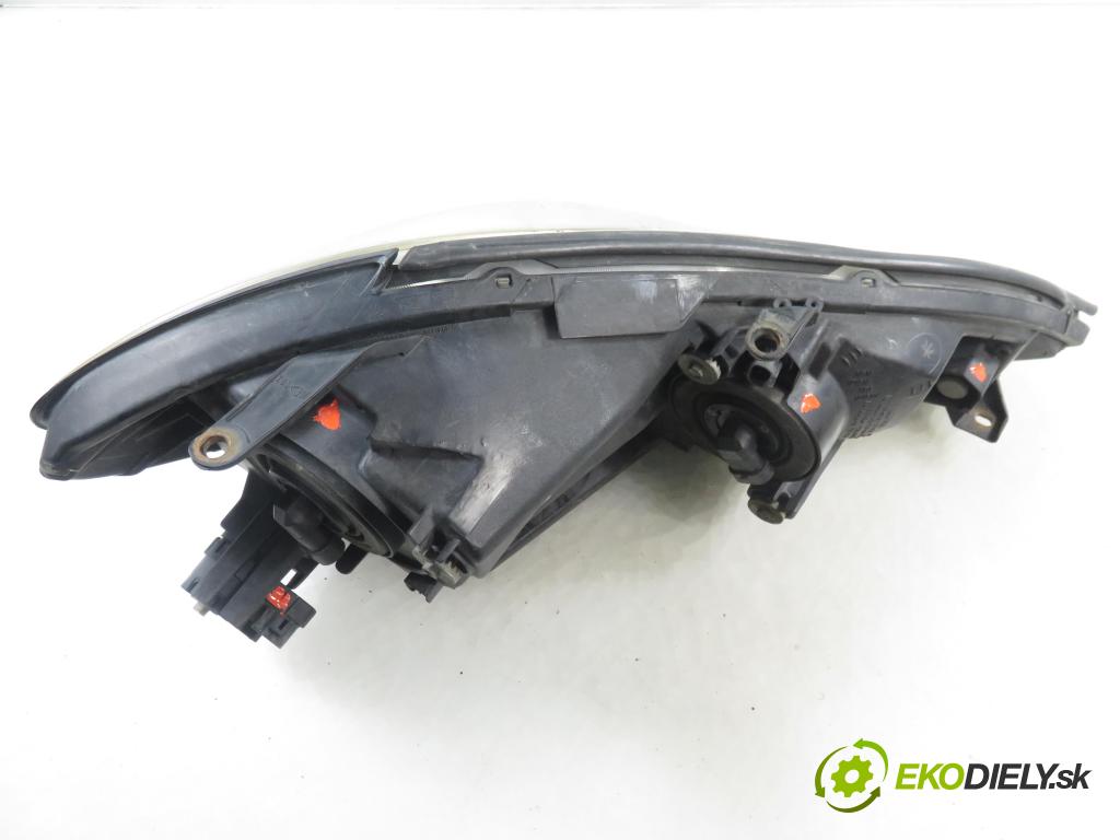 TOYOTA AVENSIS VERSO (_M2_) MINIVAN 2004 85,00 2.0 D (CLM20_) - 1CD-FTV 1995,00 Svetlo LP