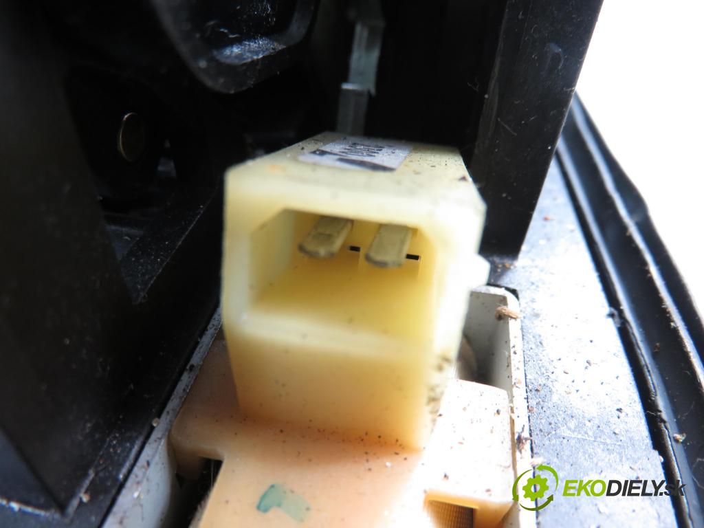 AUDI A6 Avant (4B5, C5) KOMBI 2001 220,00 4.2 quattro - ASG 4172,00 ZVEDÁK: 4B3713041H