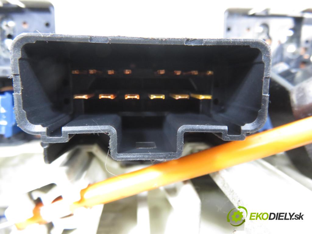 NISSAN MICRA III (K12) HB 2005 48,00 1.5 dCi 65 1461,00 Panel kúrenia KLIMATIZACE: F667193V01