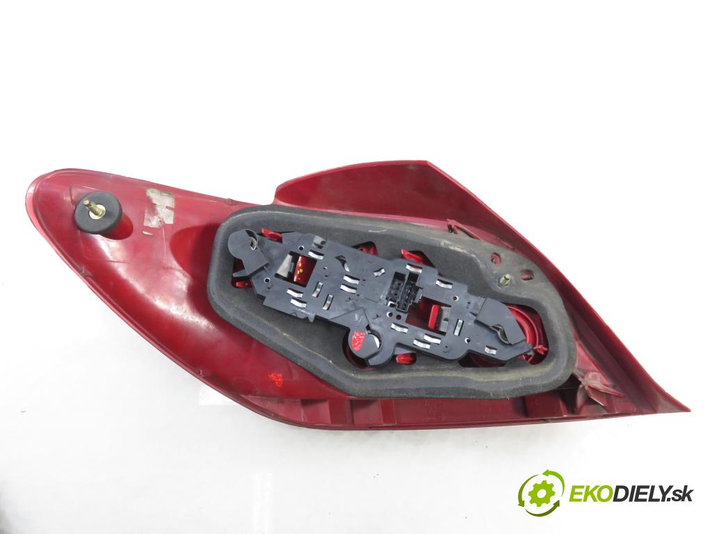 PEUGEOT 307 (3A/C) HB 2003 66,00 2.0 HDi 90 - RHY (DW10TD) 1997,00 Svetlo pravé zadné